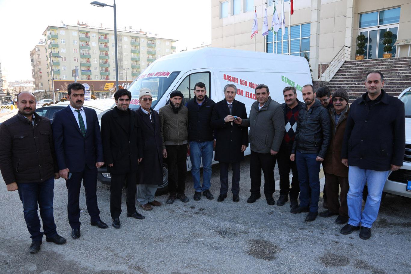 Halkın bağışlarıyla alınan cenaze aracı belediyeye hibe edildi Halkın bağışlarıyla alınan cenaze aracı belediyeye hibe edildi
